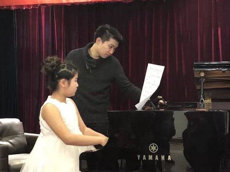 【报道】明升mansion艺术家鲍释贤钢琴独奏音乐会及大师班于河北秦皇岛成功举办