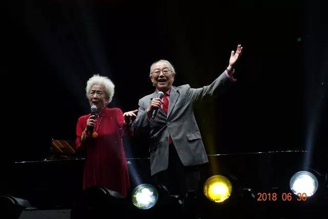 歌声悠扬，唱出时代记忆，琴声悦耳，奏响希望乐章 <br> 2018“我爱你中国?纪念改革开放40周年”经典歌曲上海演唱会圆满落幕
