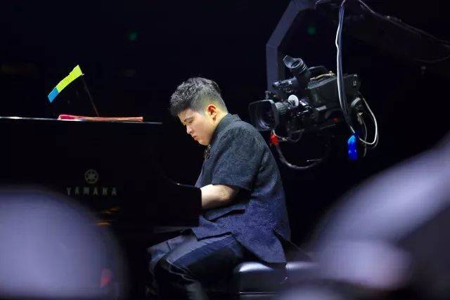 歌声悠扬，唱出时代记忆，琴声悦耳，奏响希望乐章 <br> 2018“我爱你中国?纪念改革开放40周年”经典歌曲上海演唱会圆满落幕