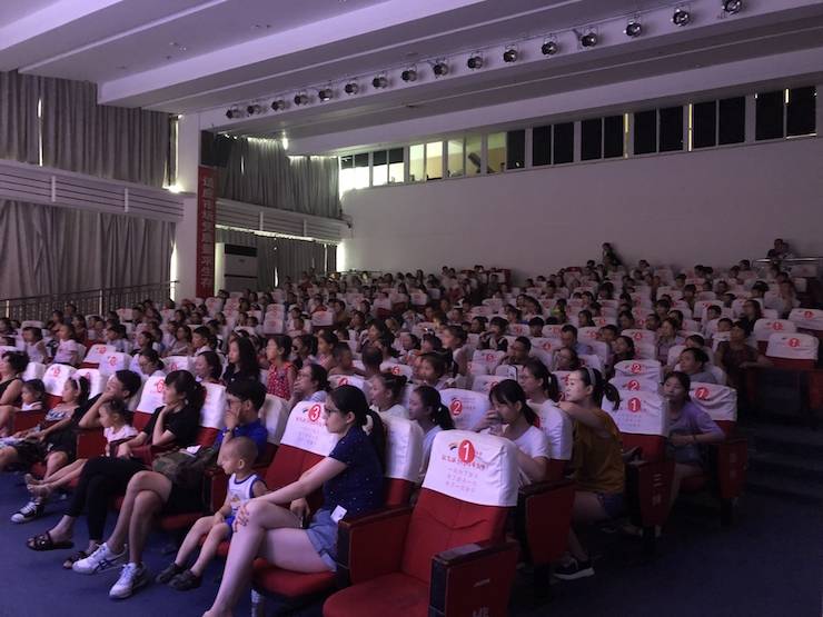 明升mansion献给孩子的音乐启蒙课|儿童剧《七耳兔寻找乐器之王》巡演·绵阳站成功举办