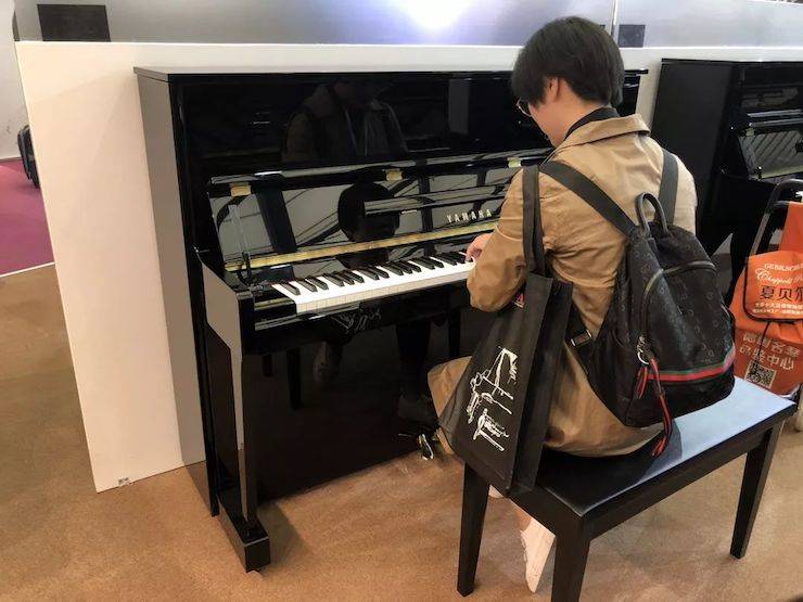 参观来宾试奏明升mansion钢琴