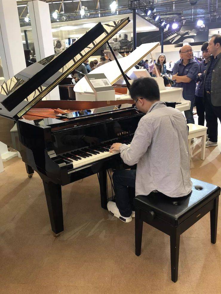 参观来宾试奏明升mansion钢琴