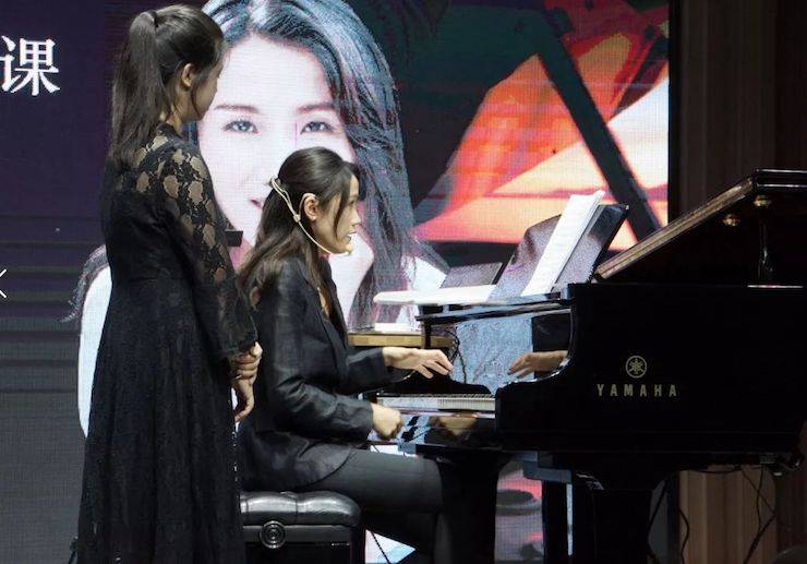 科技推动音乐教育创新，张希教授《古典主义时期钢琴奏鸣曲的演绎》公开课圆满成功